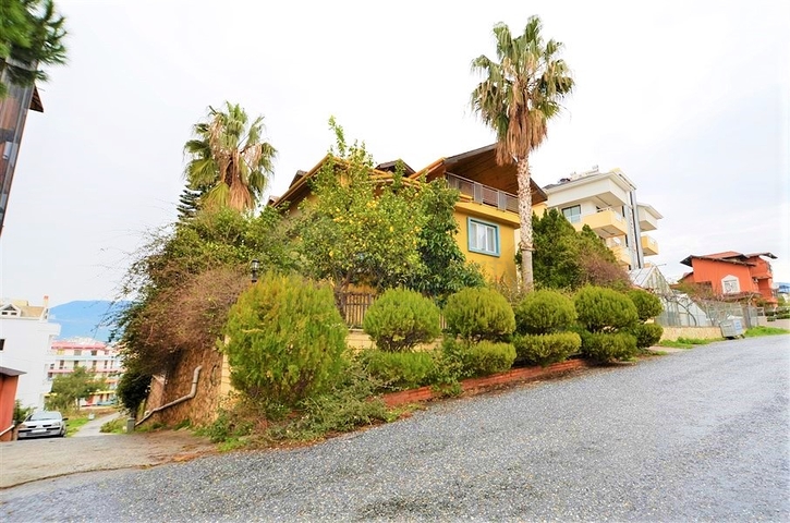 Большая вилла в шаговой доступности от моря в Кестеле