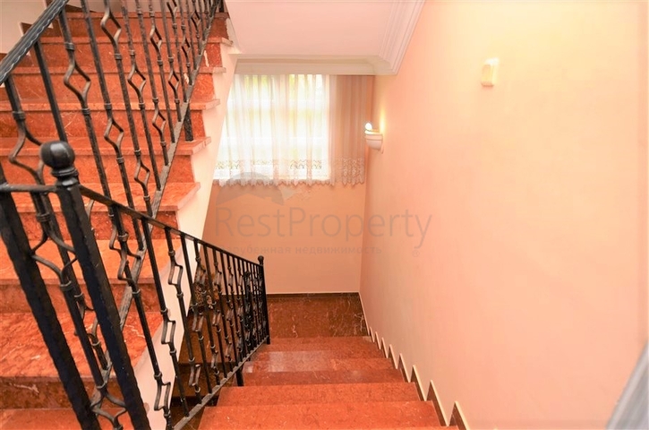 Большая вилла в шаговой доступности от моря в Кестеле