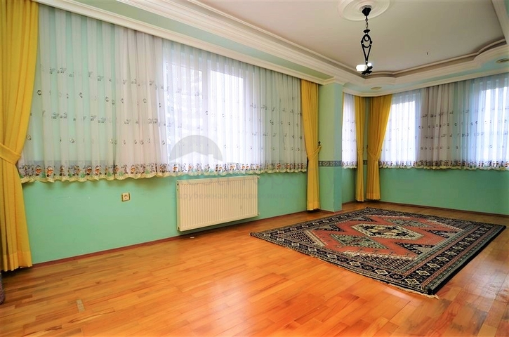 Большая вилла в шаговой доступности от моря в Кестеле