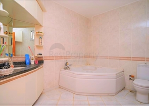 Большая вилла в шаговой доступности от моря в Кестеле