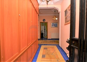 Большая вилла в шаговой доступности от моря в Кестеле