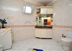 Большая вилла в шаговой доступности от моря в Кестеле