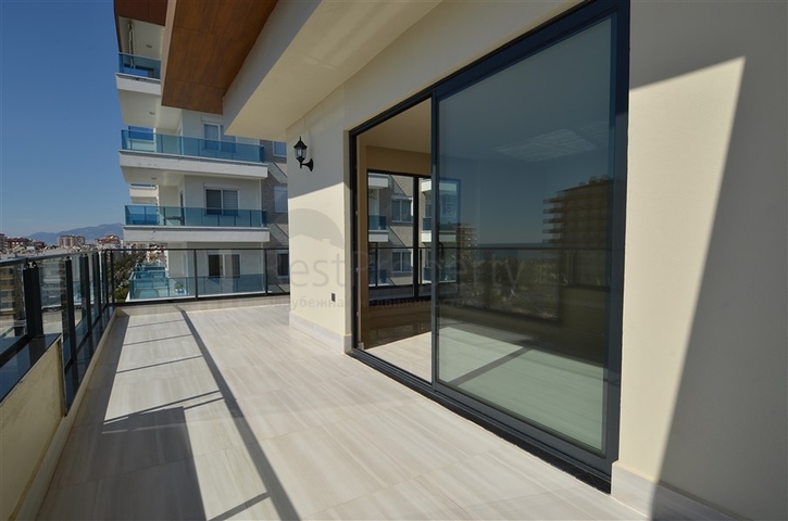 Просторный пентхаус с видом на море в районе Махмутлар