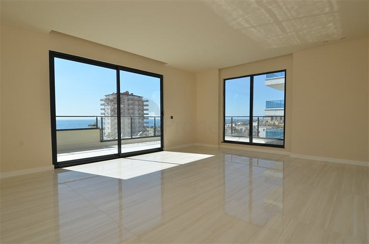 Просторный пентхаус с видом на море в районе Махмутлар