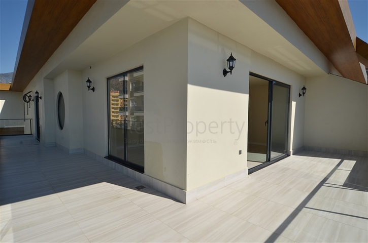 Просторный пентхаус с видом на море в районе Махмутлар