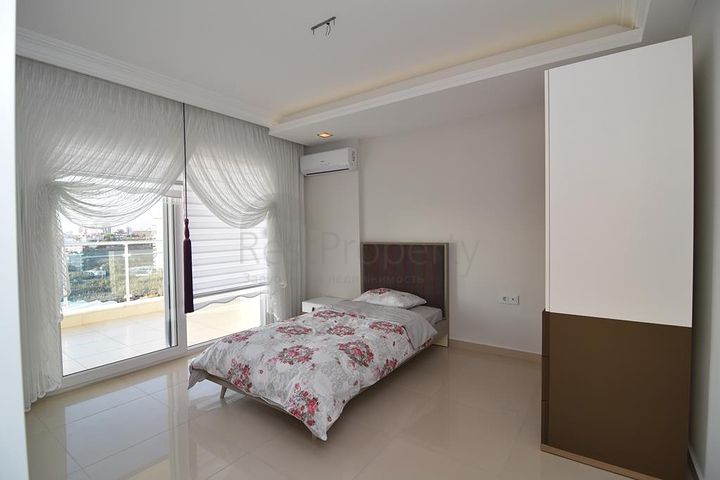 Меблированный пентхаус с видом на море в Махмутларе