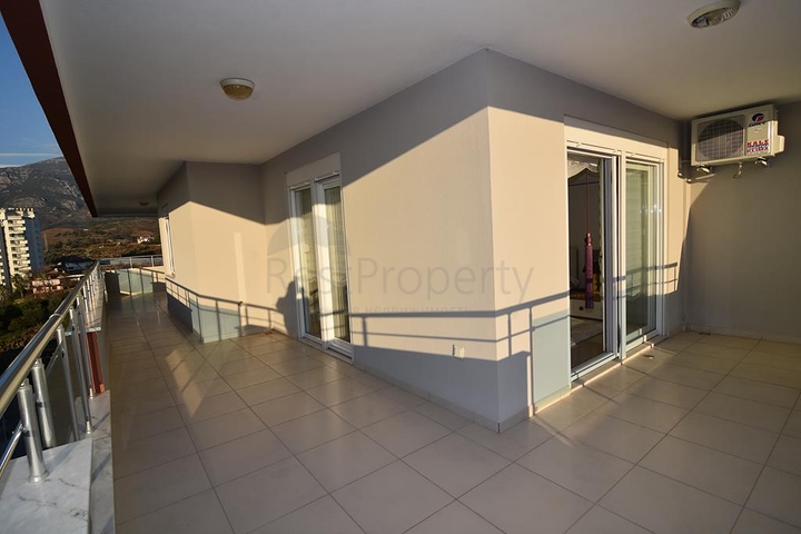 Меблированный пентхаус с видом на море в Махмутларе