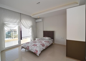 Меблированный пентхаус с видом на море в Махмутларе