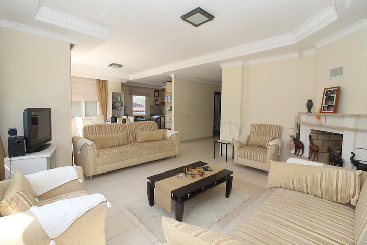 Двухэтажная вилла с мебелью в районе Каргыджак