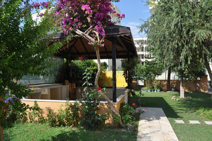 Просторная квартира с двумя спальными комнатами в Махмутларе