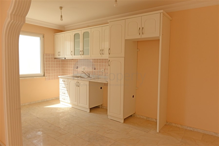 Просторная квартира с двумя спальными комнатами в Махмутларе