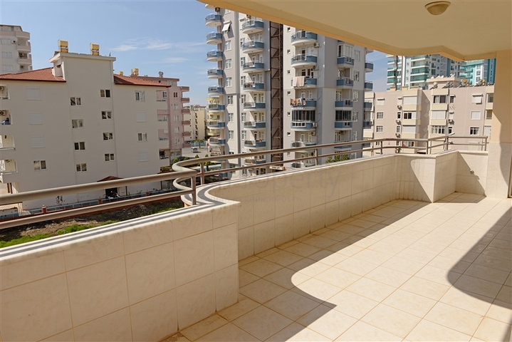 Просторная квартира с двумя спальными комнатами в Махмутларе