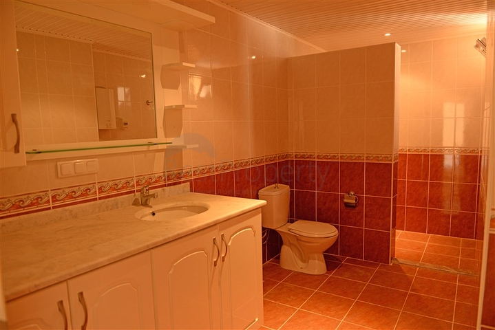 Просторная квартира с двумя спальными комнатами в Махмутларе