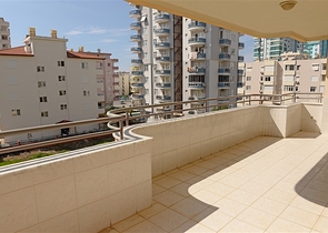 Просторная квартира с двумя спальными комнатами в Махмутларе