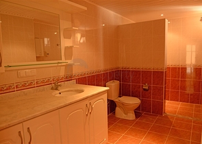 Просторная квартира с двумя спальными комнатами в Махмутларе