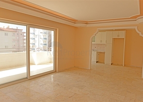 Просторная квартира с двумя спальными комнатами в Махмутларе