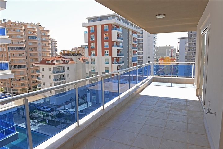 Трехкомнатная квартира с отдельной кухней в Махмутларе