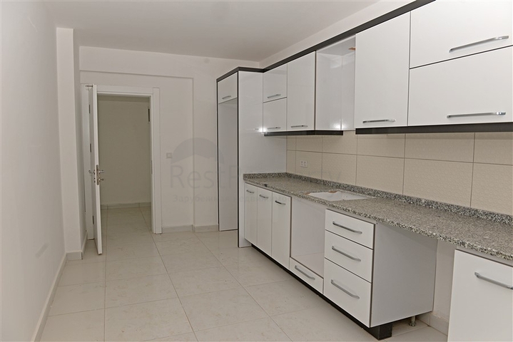 Трехкомнатная квартира с отдельной кухней в Махмутларе