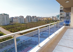 Трехкомнатная квартира с отдельной кухней в Махмутларе