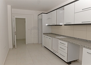 Трехкомнатная квартира с отдельной кухней в Махмутларе