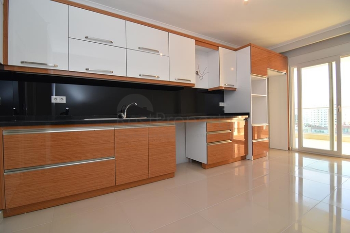 Большая квартира с тремя спальными комнатами в Махмутларе