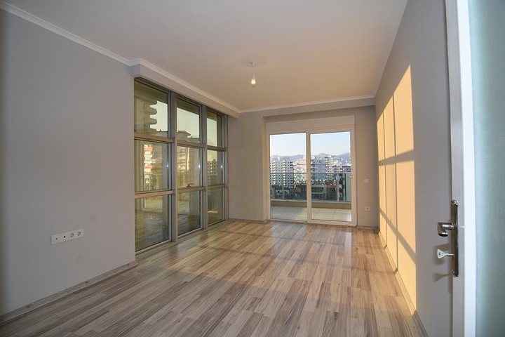 Большая квартира с тремя спальными комнатами в Махмутларе