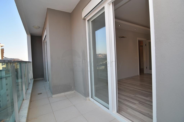 Большая квартира с тремя спальными комнатами в Махмутларе