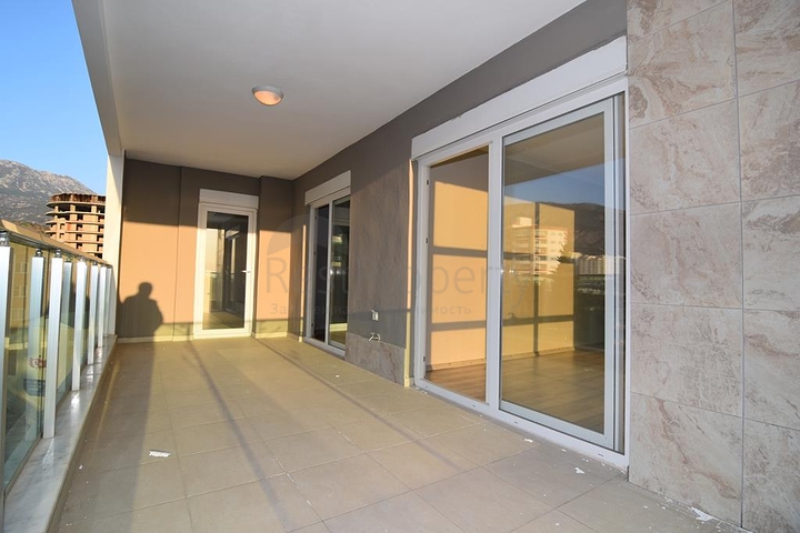 Большая квартира с тремя спальными комнатами в Махмутларе