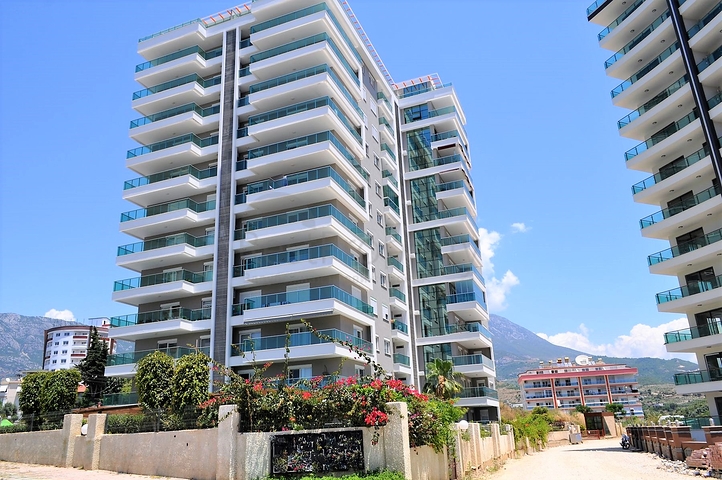 Большая квартира с тремя спальными комнатами в Махмутларе