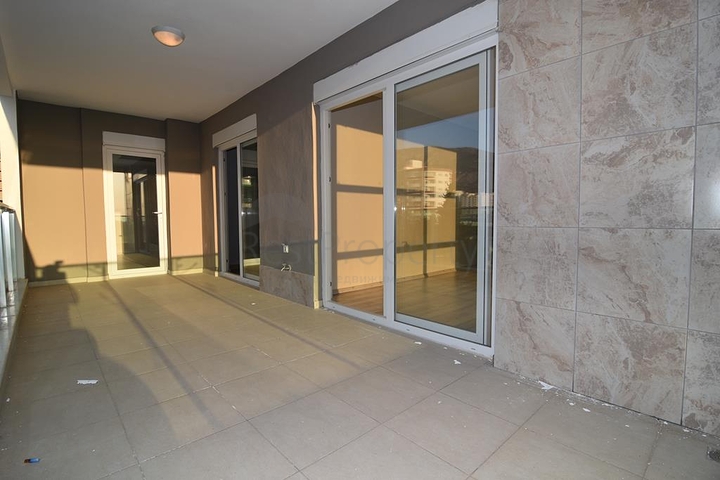 Большая квартира с тремя спальными комнатами в Махмутларе