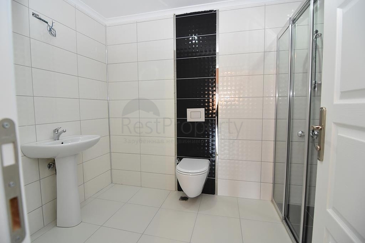 Большая квартира с тремя спальными комнатами в Махмутларе