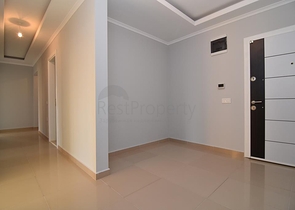 Большая квартира с тремя спальными комнатами в Махмутларе