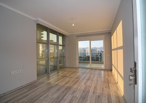 Большая квартира с тремя спальными комнатами в Махмутларе