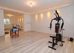 Большая квартира с тремя спальными комнатами в Махмутларе