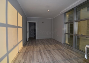 Большая квартира с тремя спальными комнатами в Махмутларе