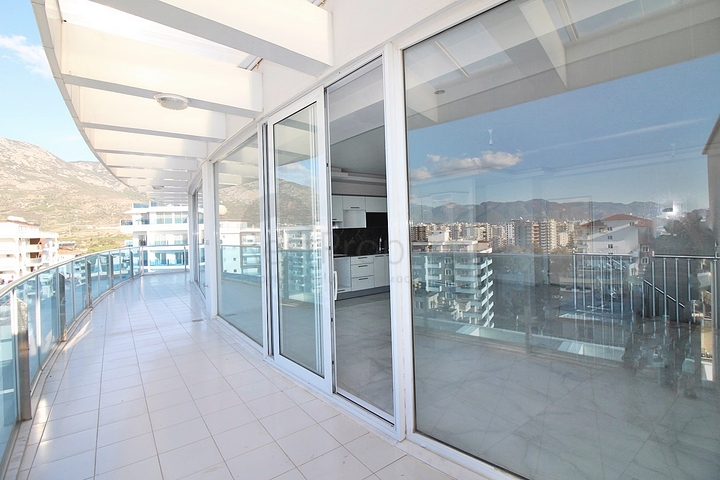 Большой пентхаус с видом на море в районе Махмутлар