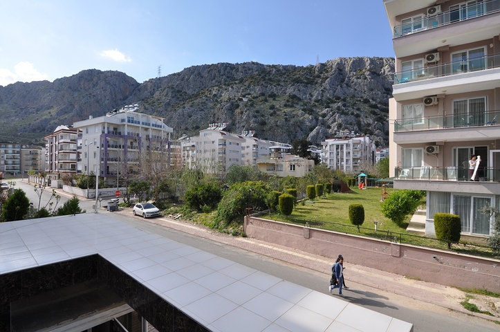 Квартира 1+1 с видом на парк в комплексе в Коньяалты 