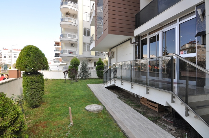 Квартира 1+1 с видом на парк в комплексе в Коньяалты 