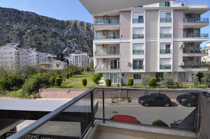 Квартира 1+1 с видом на парк в комплексе в Коньяалты 