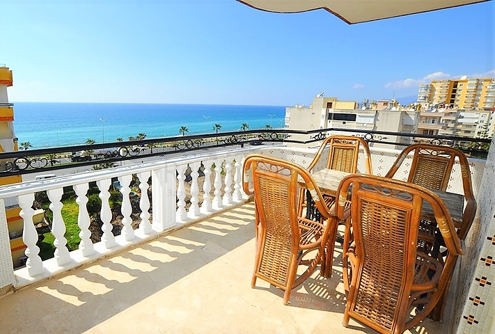 Меблированный пентхаус с видом на море в Махмутларе