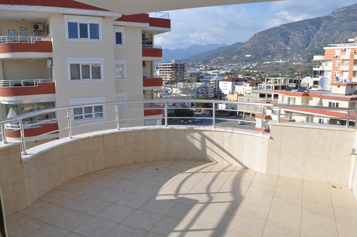 Пентхаус с четырьмя спальными комнатами в Махмутларе