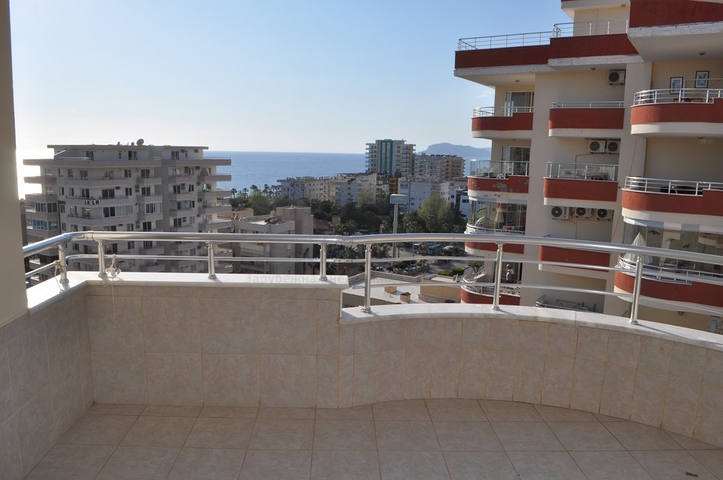 Пентхаус с четырьмя спальными комнатами в Махмутларе