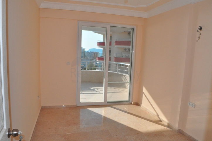 Пентхаус с четырьмя спальными комнатами в Махмутларе