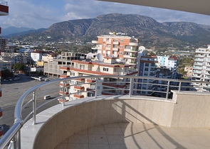 Пентхаус с четырьмя спальными комнатами в Махмутларе