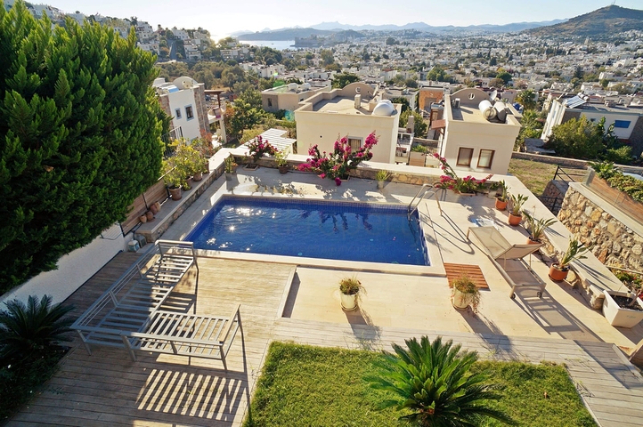 Отдельная вилла с частным бассейном в центре Бодрума