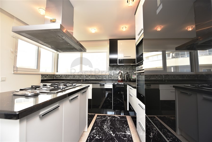 Большой пентхаус с семью спальными комнатами в Джикджилли