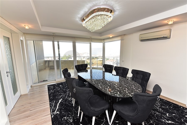 Большой пентхаус с семью спальными комнатами в Джикджилли