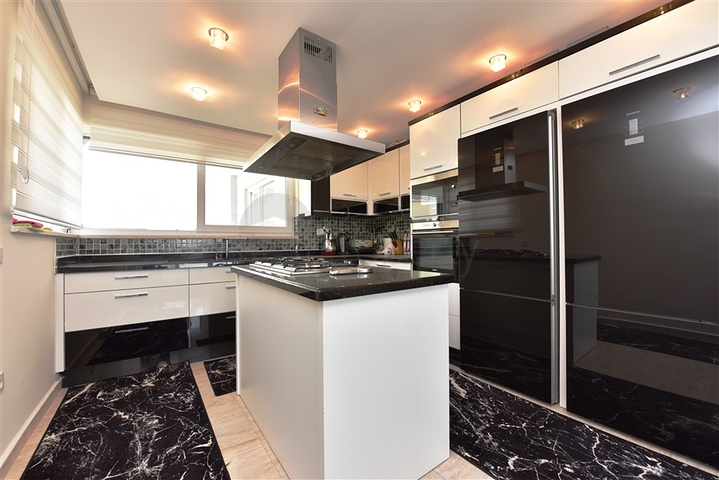 Большой пентхаус с семью спальными комнатами в Джикджилли