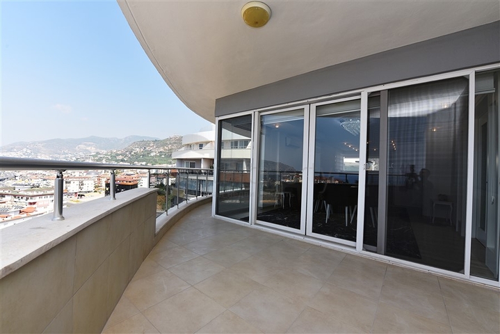 Большой пентхаус с семью спальными комнатами в Джикджилли