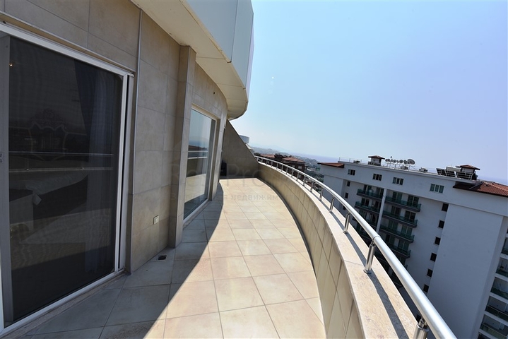 Большой пентхаус с семью спальными комнатами в Джикджилли